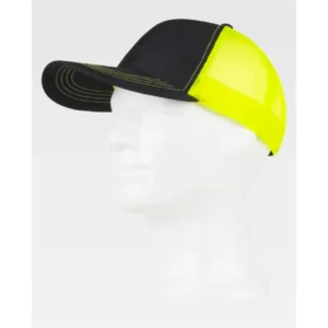 Gorra WorkTeam WFA908, Negro/Amarillo flúor, vista oblicua sobre maniquí