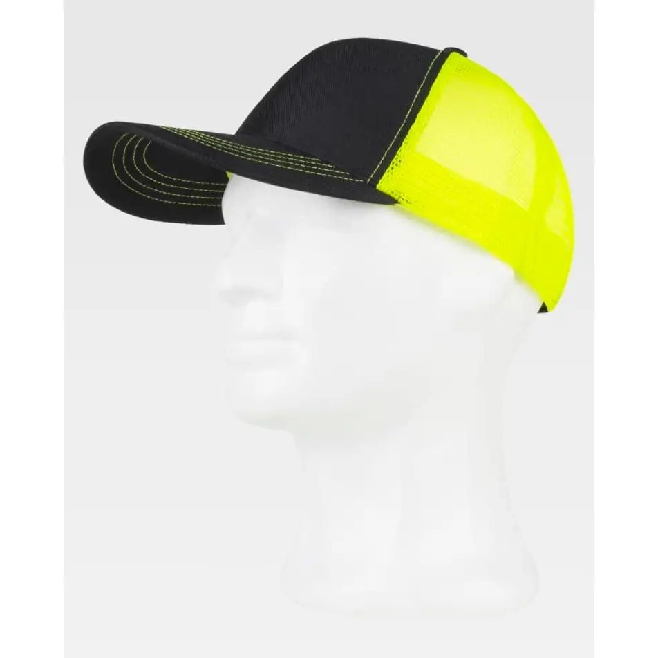 Gorra WorkTeam WFA908 4 Gorra WorkTeam WFA908, Negro/Amarillo flúor, vista oblicua sobre maniquí