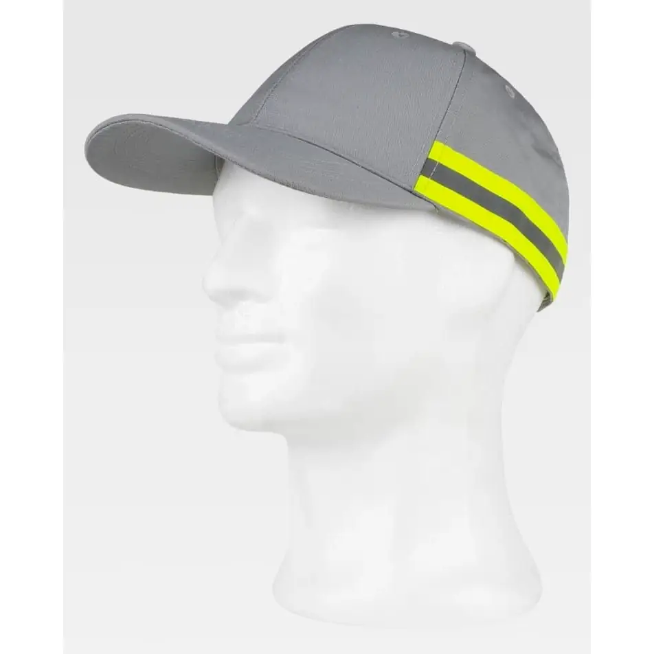 Gorra WorkTeam WFA909 1 Gorra WorkTeam WFA909, Gris claro/Amarillo flúor, vista oblicua sobre maniquí