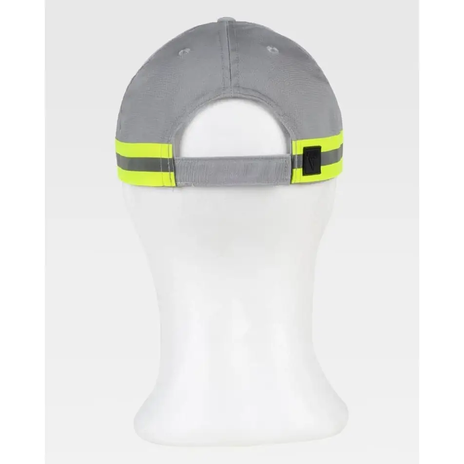 Gorra WorkTeam WFA909 2 Gorra WorkTeam WFA909, Gris claro/Amarillo flúor, vista posterior sobre maniquí