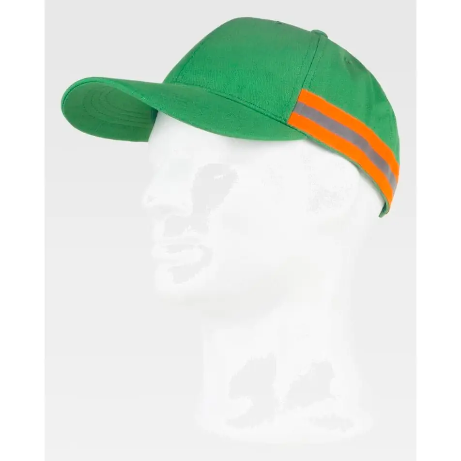Gorra WorkTeam WFA909 7 Gorra WorkTeam WFA909, Verde pistachio/Naranja flúor, vista oblicua sobre maniquí
