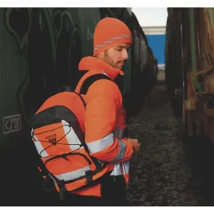 Escena de catálogo con Mochila WorkTeam WFA407; Gorro WorkTeam WFA917.