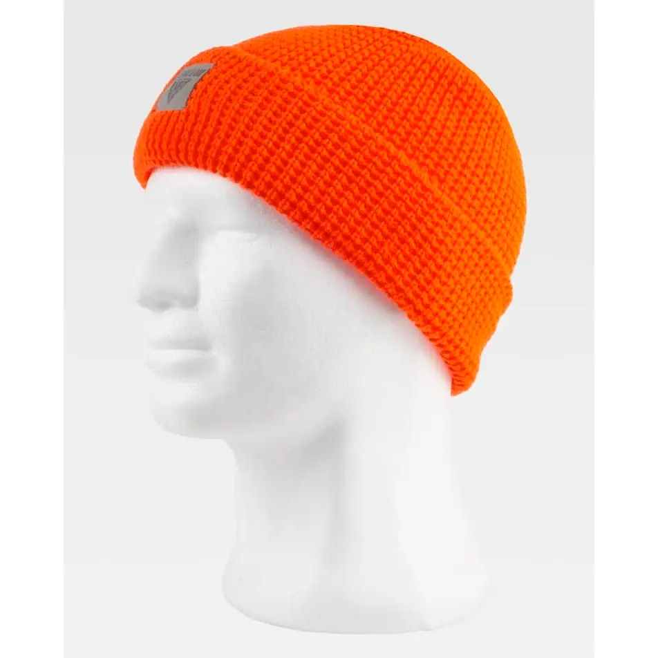 Gorro WorkTeam WFA922 2 Gorro WorkTeam WFA922, Naranja flúor, vista oblicua sobre maniquí