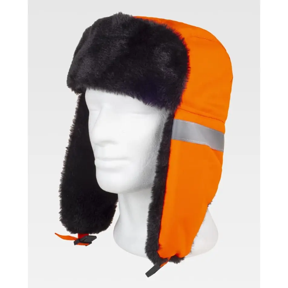 Gorro WorkTeam WFA935 3 Gorro WorkTeam WFA935, Naranja fluor/Negro, vista oblicua sobre maniquí