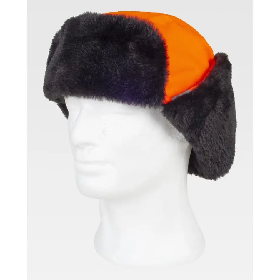 Gorro WorkTeam WFA935 4 Gorro WorkTeam WFA935, Naranja fluor/Negro, vista oblicua sobre maniquí; orejeras levantadas