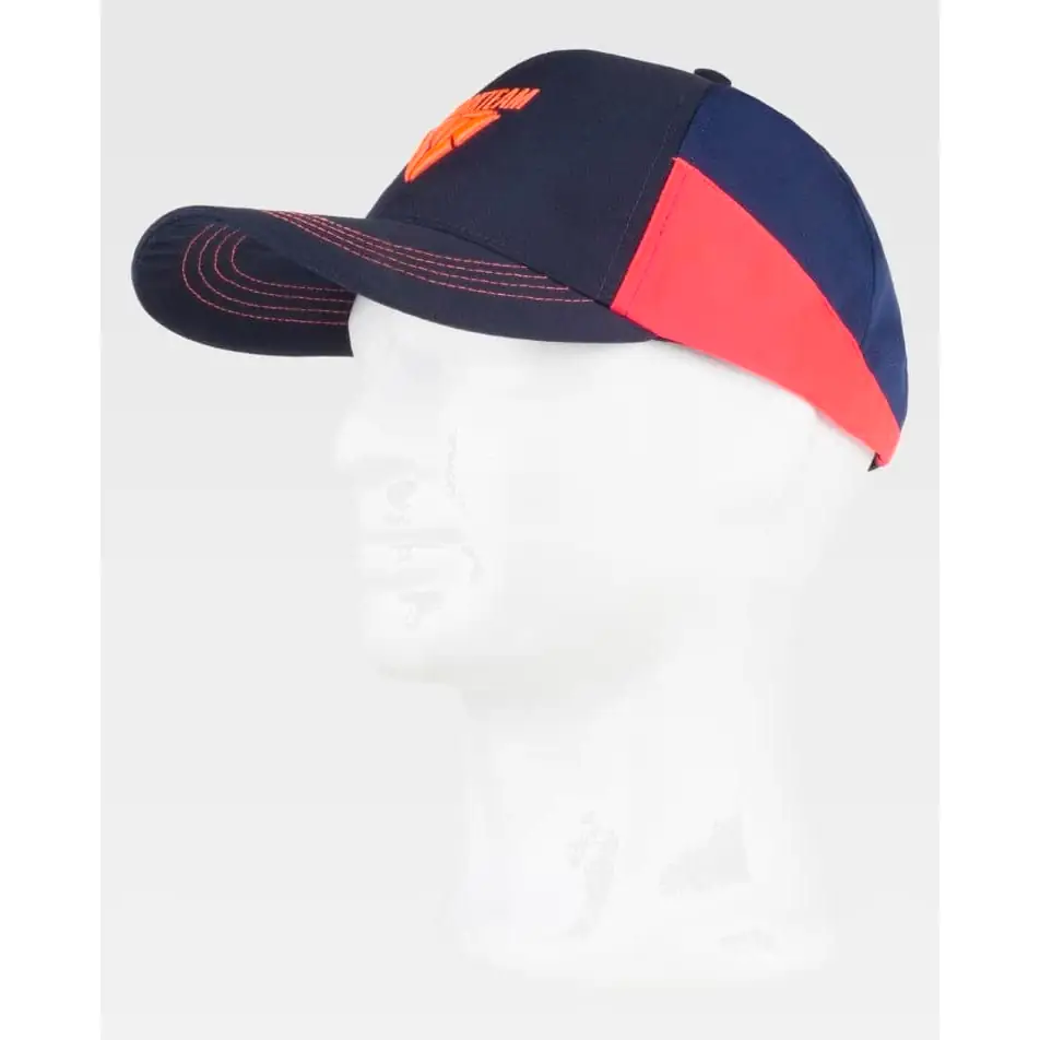 Gorra WorkTeam WFA941 3 Gorra WorkTeam WFA941, Marino/Marino oscuro/Rojo flúor, vista oblicua sobre maniquí