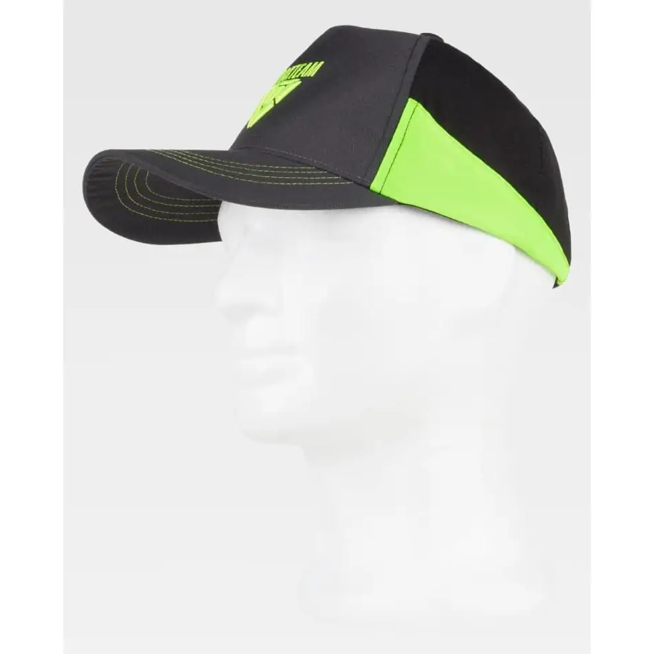 Gorra WorkTeam WFA941 6 Gorra WorkTeam WFA941, Negro/Gris oscuro/Verde lima, vista oblicua sobre maniquí
