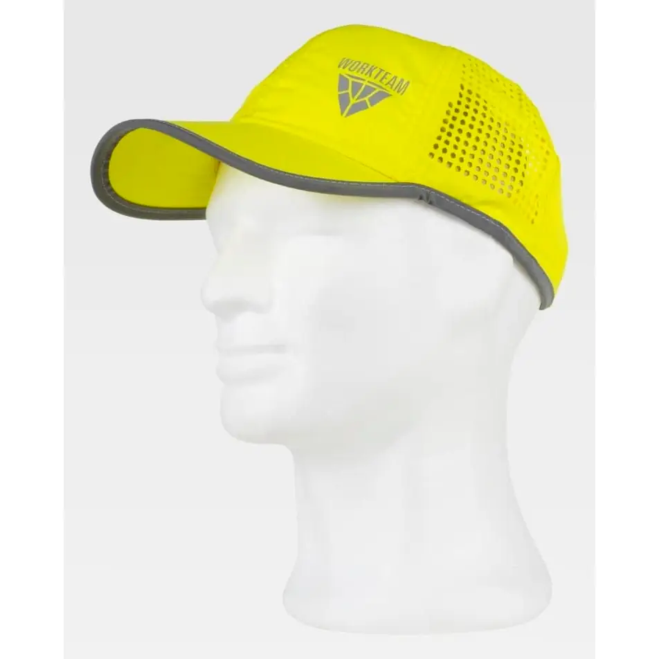 Gorra WorkTeam WFA942 2 Gorra WorkTeam WFA942, Amarillo flúor, vista oblicua sobre maniquí