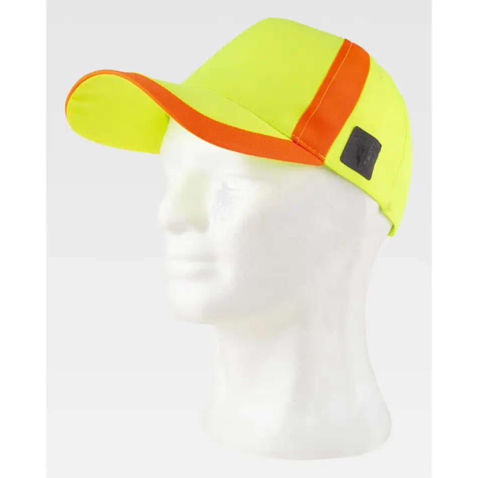 Gorra WorkTeam WFA944 1 Gorra WorkTeam WFA944, Amarillo flúor/Naranja flúor, vista oblicua sobre maniquí