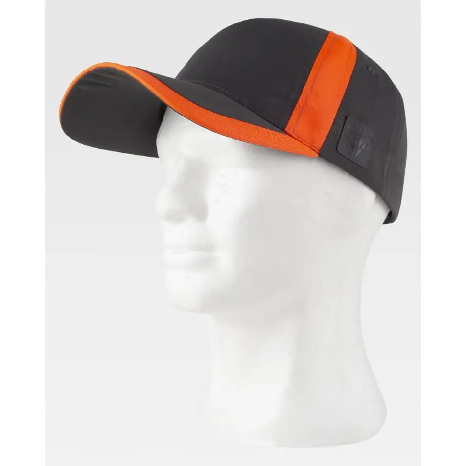 Gorra WorkTeam WFA944 2 Gorra WorkTeam WFA944, Gris ocuro/Naranja fluor, vista oblicua sobre maniquí