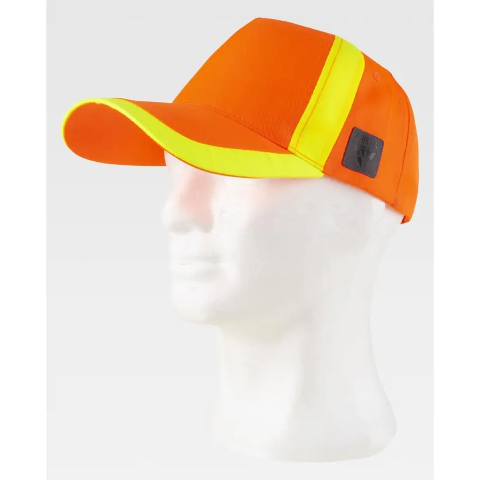 Gorra WorkTeam WFA944 4 Gorra WorkTeam WFA944, Naranja flúor/Amarillo flúor, vista oblicua sobre maniquí