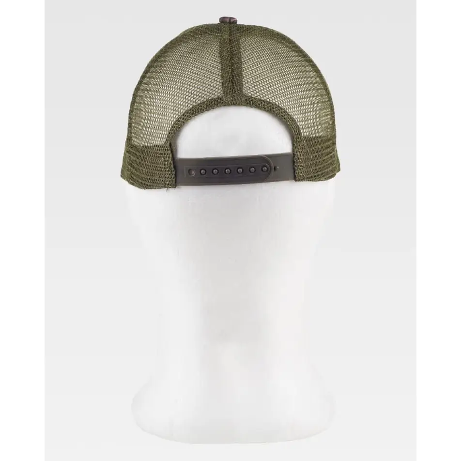 Gorra WorkTeam WFA986 3 Gorra WorkTeam WFA986, Camuflaje bosque verde/Verde caza, vista posterior sobre maniquí